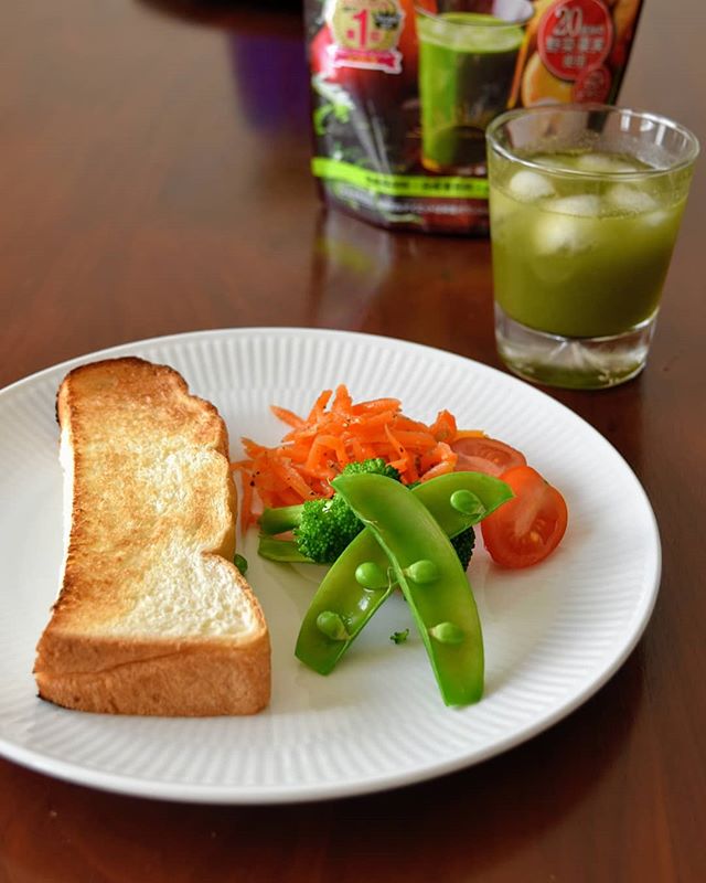 口コミ投稿：朝ごはん🍴🍴最近は毎朝エンナチュラルのスムージーをプラス🌱緑だけどリンゴ味で飲みや…