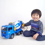 我が家に大きな はたらくクルマのおもちゃがやってきました🎵ドイツの、精密な構造が再現された知育玩具として有名なブルーダーの、MANセメントミキサー‼️ .男の子って、クルマってだけで大…のInstagram画像