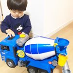 ..はたらくくるまの知育玩具👦👧👶ブルーダー MANセメントミキサー🚙.最近息子がハマってるのは、ドイツ発『ブルーダー社』のはたらくくるまの知育玩具！遊びに来てくれ…のInstagram画像