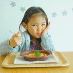 今日は卒園式でした🌸ご卒園の皆さんおめでとうございます🙇🏻‍♀️来年はこんな風に卒園するのか…と思うとしみじみうるうる🥺❤️.卒園式の後はみんなでワイワイ園庭で遊ぶ🙌🏻彼氏と園庭の…のInstagram画像