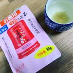 玉露園の、こんぶ茶飲んでみた🌸これは顆粒タイプやからお手軽。ティースプーン半分の量を熱湯で注くだけ❗️ 量すくないし、色薄いし少なすぎちゃう？って思ったけど丁度良かった😆梅の味…のInstagram画像