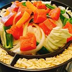 今日の#晩ごはん 🌃🍴チーズダッカルビパンって知ってる？？フライパンとかホットプレートでやると野菜とかから水分でてチーズと混ざっちゃうのが嫌だったんだよね、、この鍋使い勝手良すぎ( ´∀`…のInstagram画像