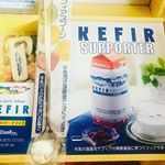 最近、ホームメイド・ケフィアのスターターキットでヨーグルトを作って食べています🥰✳︎日本のお店では売られていないケフィアヨーグルト。ケフィアヨーグルトは、普通のヨーグルトとは違い生きた酵母…のInstagram画像