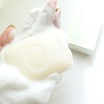 ＊＊＊＊＊＊＊＊＊＊＊＊大人のゆらぎ肌をサポートするR2自然派基礎化粧品。ロングセラーの「ソフトビューティーソープ」90g 1296円（税込） を使ってみたよ！*洗顔もボディーも石けん…のInstagram画像