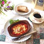 .今日のランチは丸ごと1個分完熟トマト🍅とチーズのペンネです。.炒めトマト＆煮込みトマトを併せた特製トマトソース。.モッツァレラ＆ゴーダの旨味と糸引き。.バジル、オレガ…のInstagram画像