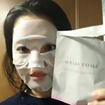 呼んでいる～ 胸の～どこか奥で～いつも心踊る 夢を見たい～🎵夫にカオナシがきたー!!!!って言われた笑素肌畑エッセンスミルクマスクライト使用してみました。マスクが美容液たっぷりヒタヒタでシ…のInstagram画像