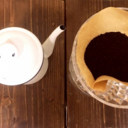 コーヒーを入れてる器具や茶器です