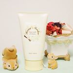 ボディスクラブを使ってみました。はちみつバニラの香りで、甘くてうっとり。でも強い香りではないので、使用後もずっと香ったりしないので、香りが苦手な方でも使いやすそうです。スクラブはシュガースクラブを使っ…のInstagram画像