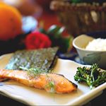 .今日のランチは手巻きご飯.磯の香りがして美味しいですよ😄.海苔に巻くだけで食欲を誘われますね！.鮭との相性は勿論最高ですよね！👌..#山本…のInstagram画像