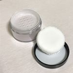 神パウダーでくすみを消して、明るいツヤ肌に✨パールピンクだけど、ピンクは弱めでパール感が強め☝️だからと言って光りすぎず、とても上品に仕上がる😍100％天然由来なので、デリケートな肌にも使…のInstagram画像