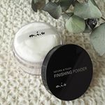 【ミュウ　フィニッシングパウダー】をお試ししました💡汗・皮脂に強く、お肌にやさしいミネラルパウダー✨パウダーのカラーはパールピンクでシミやくすみを自然にカバーし、ファンデだけよりも更にツヤ…のInstagram画像