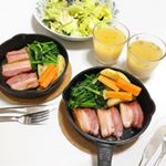 大山ハムの春の新商品お試しセット！熟成乾塩ベーコンを厚切りにしてスキレットで焼いただけですが、脂がとっても美味しい〜🍖一口一口大事に食べたいベーコン‼️ お試しセットには他に2019年…のInstagram画像