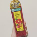 モニプラさんでフェスティーナレンテさんのオールインワンバスソルトをお試しさせていただきました🎉.こちらのバスソルトは、キャップ3杯を入れてよくかき混ぜるのですが、すごく綺麗な赤ピンクに‼️…のInstagram画像