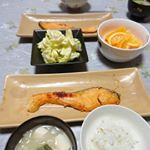 今日のごはん。🔸🔸🌱#鮭の西京焼き 🔸🔸今回買った鮭の西京焼きは美味しかった🎶🔸🔸🔸🌱#葱と豆腐のお味噌汁 🔸🔸今回はママ作。葱をたっぷり入れたら葱の甘…のInstagram画像