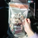食品も直接いれられるカリンピアさんのストックバッグ🎶おしゃれなデザインでサイズも多いので色々なものをいれたくなりす😆ドライブに行く時、おやつをいれてみました🐼たくさん入るので色々な…のInstagram画像