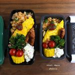 旦那弁当とわたし弁当 ☺︎︎・○チキンライス○オムレツ ケチャップ○ウインナー○ #ベーコンと黒胡椒のポテトサラダ○ブロッコリーのガーリック焼○ミニトマト○コーン・…のInstagram画像