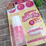 「ピュレア プルプルリップ」簡単にぷるぷる潤う唇になれる、唇の角質ケアです🥰こんな商品があることすら知らなくて🤭わくわくしながら使いました💕・乾いた状態で１〜２プッシュ指に取り、唇をくるく…のInstagram画像