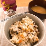 今日の夕飯は@goshoku.co.jp さんの鮭茶漬けの素をつかって炊き込みご飯にしてみました！！こちら、ソフトタイプの具材が入ってるのでそのままご飯にのせてももちろん美味しいし…のInstagram画像