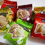 🧁.くりーむパンが有名な八天堂さんに頂いた冷凍のシンガポールマフィン🥰冷蔵庫で１日ゆっくり解凍して食べるよ！カヤって果物と思ってたけどココナッツ入りのジャムのことなのね🥥香…のInstagram画像