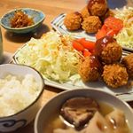 神戸牛ミンチカツ定食🤗.明治創業の老舗神戸牛専門店『神戸元町辰屋』さんの神戸牛ミンチカツ🐮.揚げたてのミンチカツは、外側カリサクで中は肉汁がジューシー❢🤤すっごく美味しい😍お肉の味がしっかり…のInstagram画像