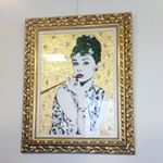 金箔エステをしてくれる💆‍♀️に飾ってある金箔オードリー🙇‍♀️❤️✨これを見ると、凛とします。美容代っていくら程かけるものなのでしょうか🙄私の美容代は、月に3万円程〜かなぁ。コスメが…のInstagram画像
