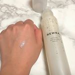 ドライレスワンクイックセラム﻿♥️#ニューラ ♥️を使用してました✨﻿﻿衛生的に使える#オールインワンジェル ﻿﻿クリーム色をした長方形のエアレスポンプ式容器に入った#オールインワ…のInstagram画像