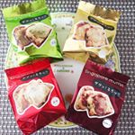 クリームパンで人気の八天堂のシンガポール発！新食感スイーツの　シンガポールマフィンいただきました(^O^) 外はカリッとしたビスケットの層になっていて中には八天堂こだわりのなめらかなクリームが…のInstagram画像