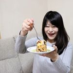 シンガポールマフィン！ザクザクのクッキーにチョコが散りばめられて中は濃厚カスタード入ってて。1個でお腹膨らむ贅沢なおやつ。#八天堂 #シンガポールマフィン #スイーツ …のInstagram画像