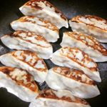 餃子が食べたい！！！餃子が食べたいぞーー！！！！！野菜たっぷりの揚げ餃子を酢をつけて食べるのが1番好き！！！写真は焼き餃子だけど！#餃子 #焼き餃子 #焼餃子 #ギョウザ #ぎょうざ #今日の献立…のInstagram画像