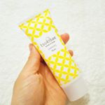 【ハンドクリーム】SPF18で紫外線吸収剤不使用のハンドクリーム「TSUKIBAE（ツキバエ）ハンドクリーム ＵＶケア」。ほのかな柚子の香りがとても良き。べたつかず、サッと塗れてUVケアができるのが嬉…のInstagram画像