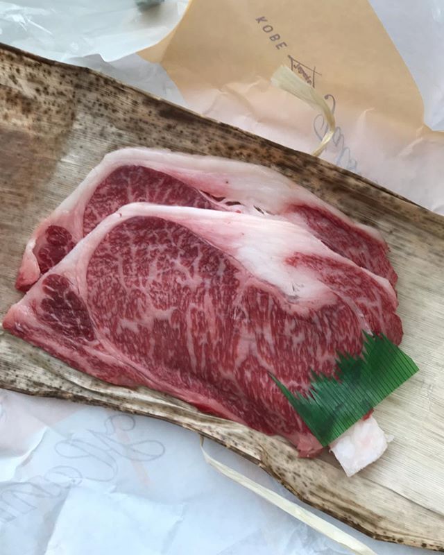 口コミ投稿：「令和」なんで？神戸牛をお家で焼いてみました💕.届いたお肉を見たら、ふと試しに鉄…