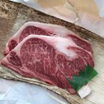 「令和」なんで？神戸牛をお家で焼いてみました💕.届いたお肉を見たら、ふと試しに鉄のフライパン(グリル)とテフロンフライパンで焼き比べしたくなったので焼いてみました。同じに焼いてこんなに肉の…のInstagram画像