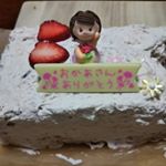 ちょっと早めの母の日のパーティーをしました。今年は、アートキャンディさんの母の日オーナメントの飾りつきです🌟可愛らしい女の子と３色のお花がとても気に入りました🎵今年のケーキは、イチゴ味のク…のInstagram画像