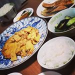 【GW後の節約ご飯( ´_ゝ`)】さてさて、我が家はGWを満喫し過ぎて、予定出費を大幅にオーバー(´д｀|||)今日は冷蔵庫にあるものご飯でした。★春ニンジンのチヂミ★サーモンの和風ム…のInstagram画像