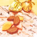 🍃#リーフメモリー可愛い包みに入ったチョコ🍫3つの味が入ってて、包みの色によってチョコの味が違うみたい☺️葉っぱの形も可愛い〜🍃✨..お供にはモニターで頂いたルイボスティー…のInstagram画像