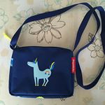 子供用のバッグ「イットバッグキッズ」を頂きました💓﻿﻿子供用の肩掛けカバン✨﻿﻿青色の生地に、可愛い馬の絵🌸﻿サイズ感もピッタリ😊﻿﻿とても可愛くって娘も気に入ってます！﻿…のInstagram画像