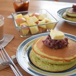 甘いランチ🍴..4枚分のホットケーキに対して、玉露園の濃いグリーンティー（加糖タイプ）をティースプーンに2杯.抹茶の食物繊維効果か?!いつもよりも生地がもっちりとしていて、抹茶のほろ苦感が大…のInstagram画像