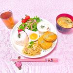 ♡ 今日の夜ごはん ♡ ㅤㅤㅤㅤㅤㅤㅤㅤㅤㅤㅤㅤㅤㅤㅤㅤㅤㅤㅤ❁ごはん❁れんこん入りつくね❁﻿小松菜と卵のお味噌汁❁﻿ベーコンと水菜のサラダ❁﻿ツナと玉ねぎのパスタ❁﻿ほう…のInstagram画像