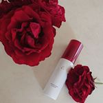 高級感あるビロードの銘花ドンファン🌹が次々咲きだしました🌹🌹🌹(^-^)❤️世界殿堂入りしたニュードーンの系統なのでその強健さが頷けるラージフラワードクライマーです🌹🌹 ホワイト×深紅のボトル…のInstagram画像