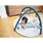 次男、お気に入りのプレイマット👶今日は朝から予防接種💉帰ってから寝かせよって思ってるのに寝ない…眠たいはずなのに😂寝ても私が離れるとすぐに起きちゃう…😅寝かせるの諦めてプレイマットで遊ばせ…のInstagram画像