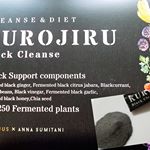 大注目のクレンズダイエット！「KUROJIRU Black Cleanse　(黒汁　ブラッククレンズ）♪ 3つの炭と9つの黒成分、250種の植物発酵エキス、乳酸菌が入ったチャコールクレンズダイエット飲…のInstagram画像