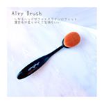 ..今日はツールのご紹介💓.パウダーファンデーション用の歯ブラシ型濃密毛ブラシです✨.この形状のファンデーションブラシっていうとリキッド用のイメージだけど、こちらは…のInstagram画像
