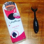 歯ブラシ型のメイクブラシを手に入れた！パウダーファンデ用としてだけど、肌触りもいいし、ふんわり仕上がる。毛も細かいしね。そして目元に粉を乗せる時、普通のフェイスブラシより使いやすい…！#エアリーブ…のInstagram画像