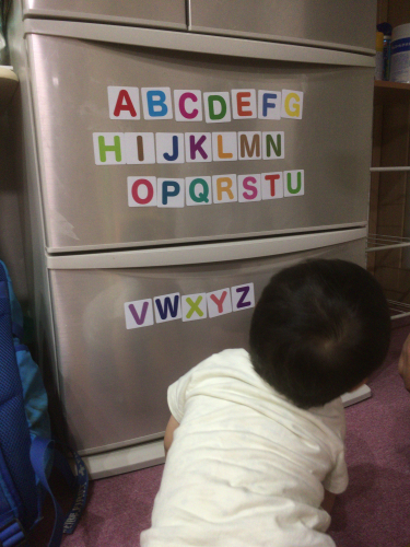 冷蔵庫に貼ってみたら初めてのアルファベットに不思議そうしていたの画像（1枚目）