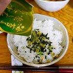 *日本のスーパーフード海苔たくさんのメーカーのお茶漬けの素があるけど断トツ海苔の量が多いのが山本海苔店の！海苔を楽しむお茶漬 わさび味開封した瞬間に磯の香りがぷわ〜ん真っ黒の良…のInstagram画像