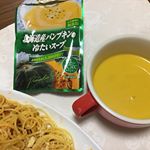 SSKさんの冷たいスープで一人ゆっくりブランチ💕国産野菜で化学調味料無添加✨冷蔵庫で冷やす冷たいスープ。かぼちゃが濃厚で美味しい❤️じゃがいもの冷たいスープは子供の朝ごはんに✨手軽に栄…のInstagram画像