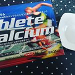 アスリートカルシウム✨吸収型カルシウム食品で「集中力」・「スピード」・「反応力」を持続してくれるアスリートに特化してビタミンＣも配合された優れたカルシウムです✨1回分を包装されて持…のInstagram画像