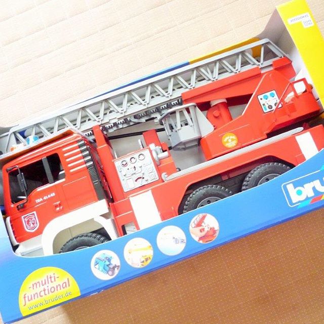 口コミ投稿：精密な構造で再現されている働くクルマのおもちゃ、ブルーダー「MAN消防車」で遊んで…