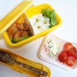 朝ごはん問題というかご飯問題？最近娘は、膝の上で食べたい！食べさせてと、甘えます😂..お弁当箱に入れてみたらいつもと違う雰囲気で食が進むなんて聞いたことが試してみました！…のInstagram画像
