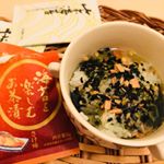 久しぶりに食べたお茶漬け🥢山本海苔店のお茶漬け、さすが海苔のいい香りがしました。海苔茶そうめんなんかもできるみたいです。ごま油とも合いそう！・・・#山本海苔店 #海苔茶…のInstagram画像
